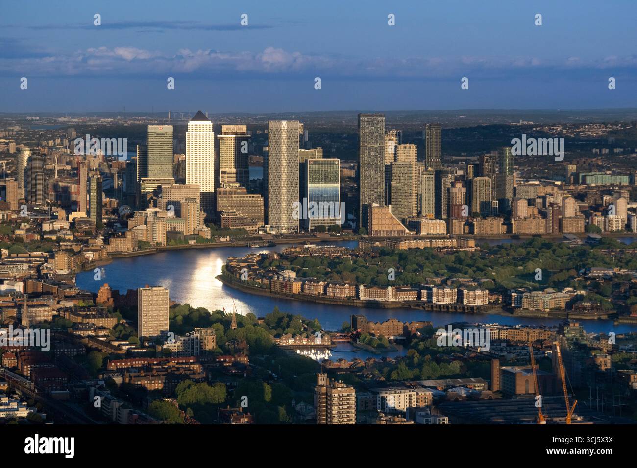 Canary Wharf, Londra, al tramonto. I grattacieli del quartiere finanziario riflettono la luce dorata. Foto Stock