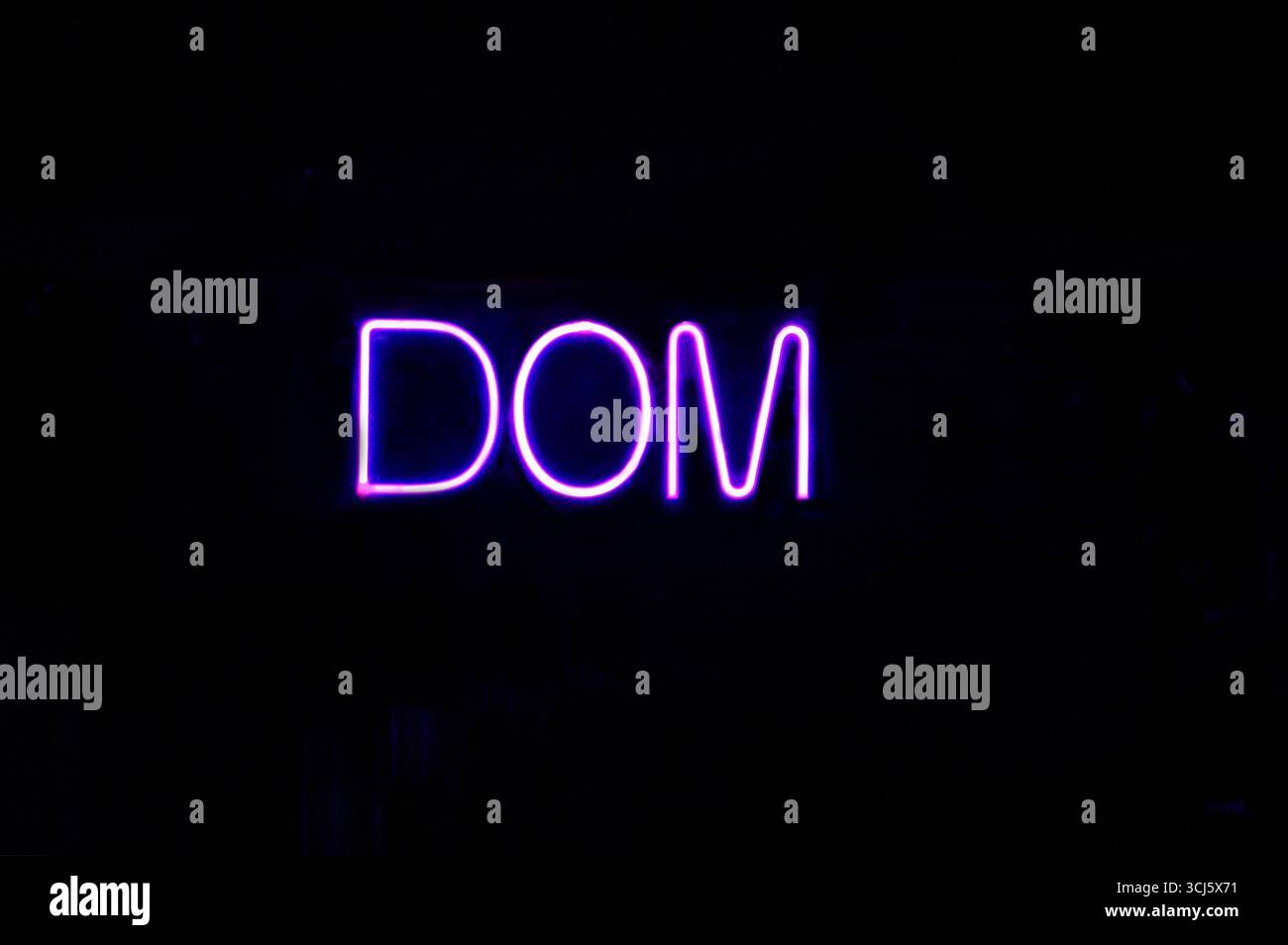 dom - significa CASA (parola russa scritta in latino Dom) - Blu su sfondo nero (così come dolce casa Alabama per i russi che odiano l'autorità di Putin e liv Foto Stock