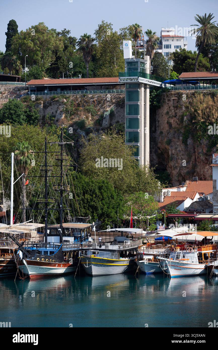 Kaleici Panoramic Elevator, Boats, Antalya Kaleici Marina, Antalya, Provincia di Antalya, Turchia Foto Stock