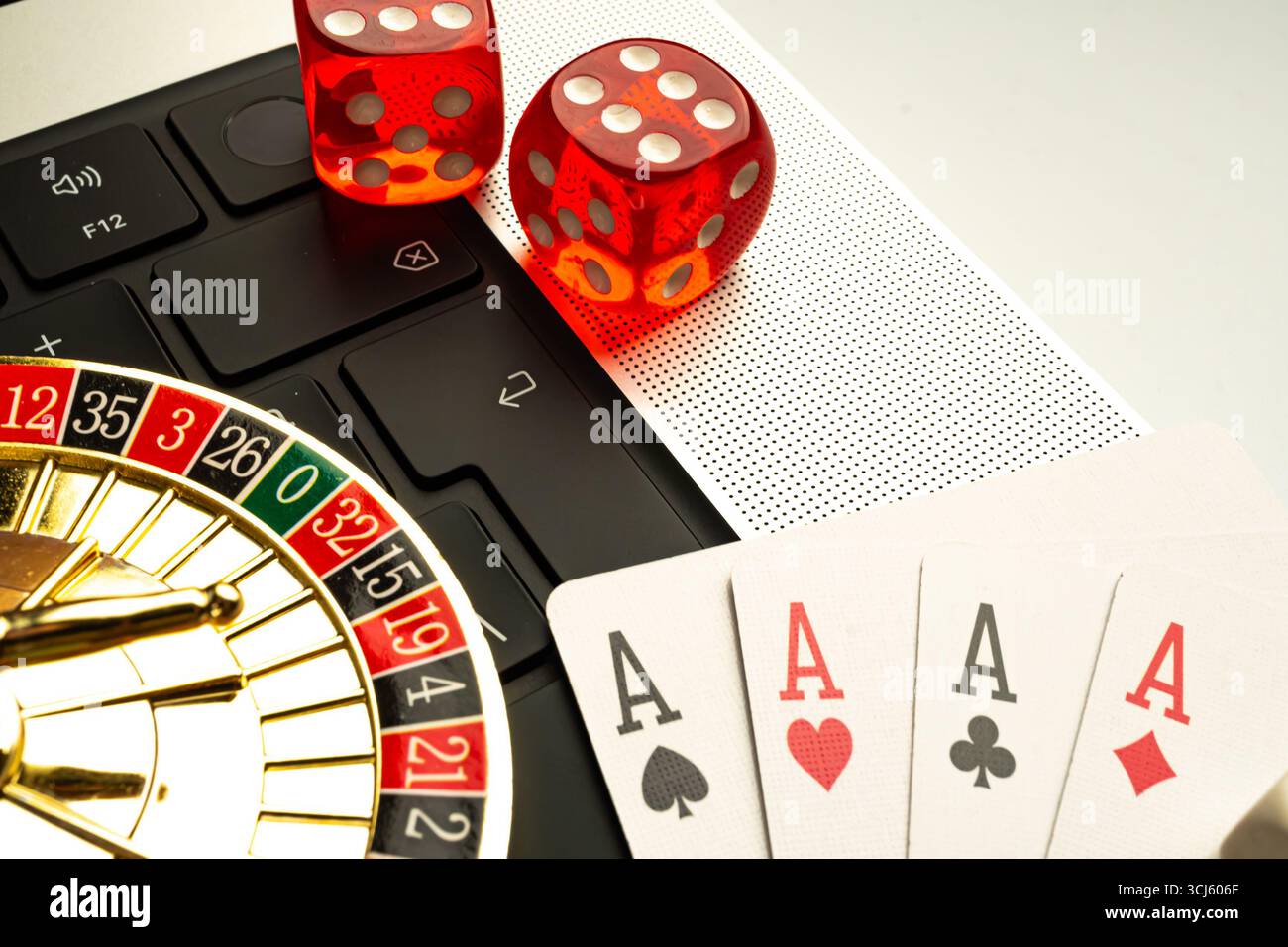 L'immagine mostra la cultura videoludica, con dadi, carte da gioco e un laptop con webcam, che potrebbe rappresentare il gioco online o virtuale suggerito dalla scena Foto Stock