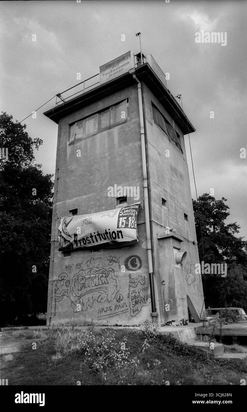 Mauerwachturm Deutschland, Berlino, 17.07.1992, Grenzwachturm, Museum der verbotenen Kunst im alten Grenzturm, prostituzione, Puschkinallee, Â *** Torre di guardia del muro Germania, Berlino, 17 07 1992, torre di guardia del confine, museo di arte proibita nella vecchia torre di confine, prostituzione, Puschkinallee, Â Foto Stock
