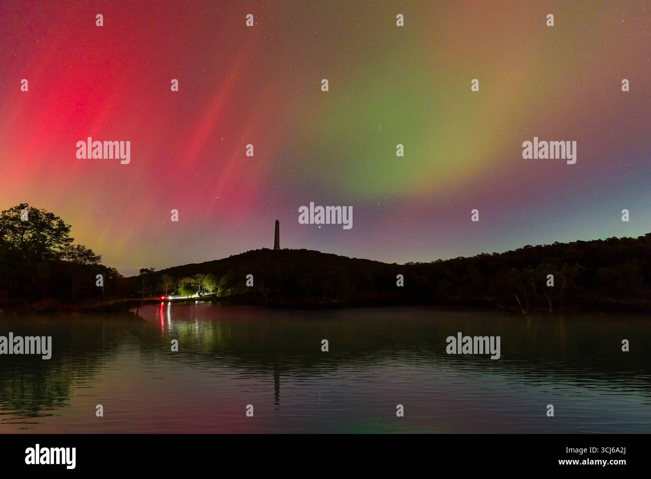 Northern Lights NJ - questa splendida fotografia cattura l'aurora boreale, o aurora boreale, illuminando il cielo notturno sopra l'High Point State Park Foto Stock