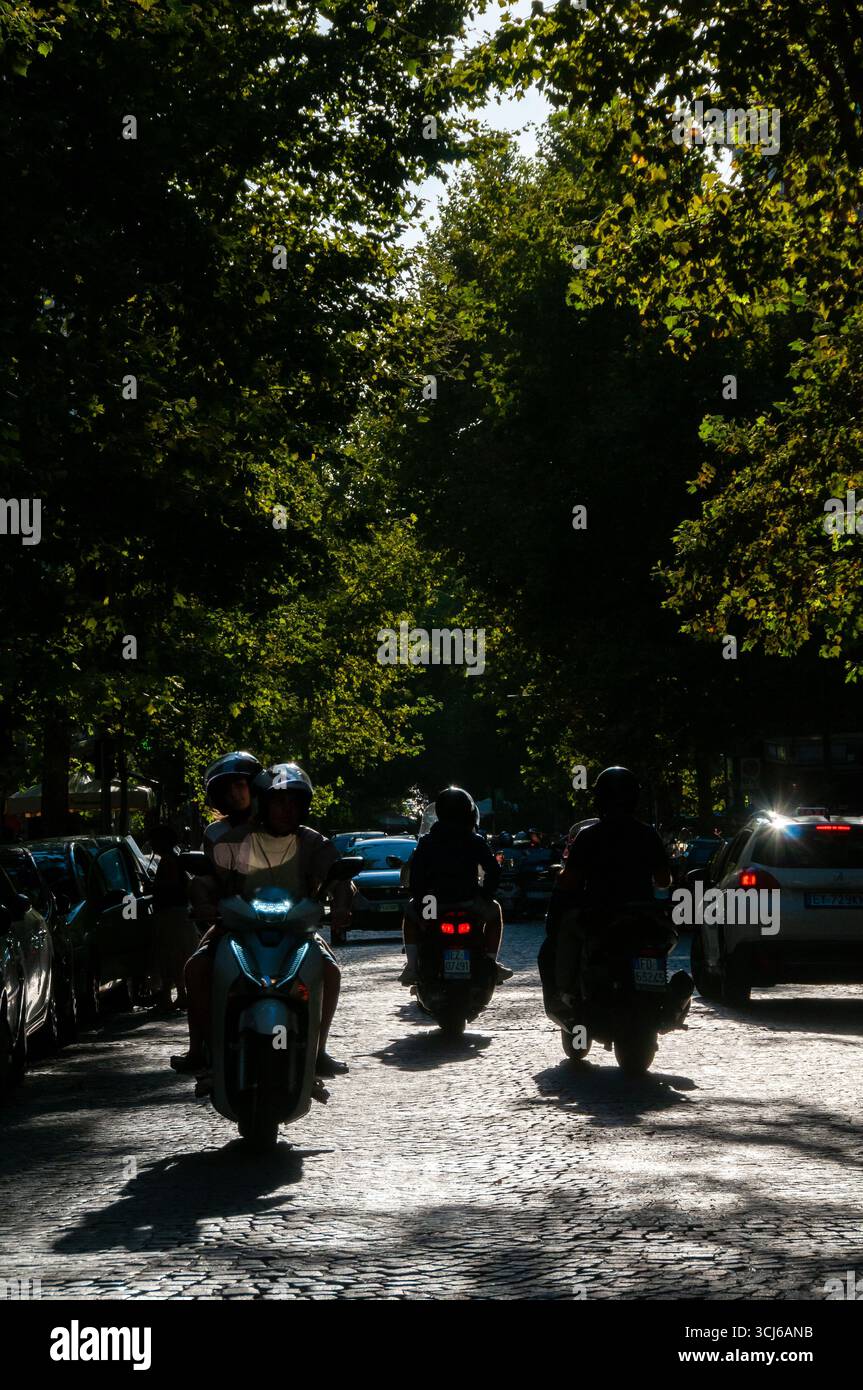Veduta della sezione non pedonale di via Scarlatti nel quartiere Vomero, con scooter in circolazione. Napoli Foto Stock