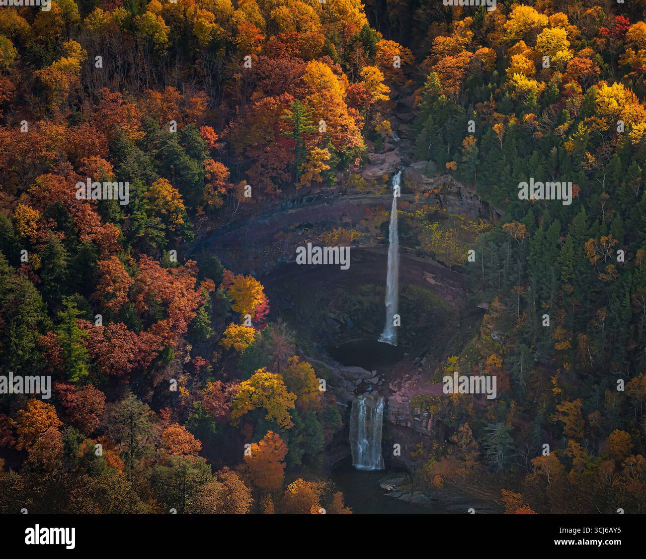 Kaaterskill Falls Catskills NY - le cascate attraversano una vibrante foresta piena di fogliame autunnale. Foto Stock