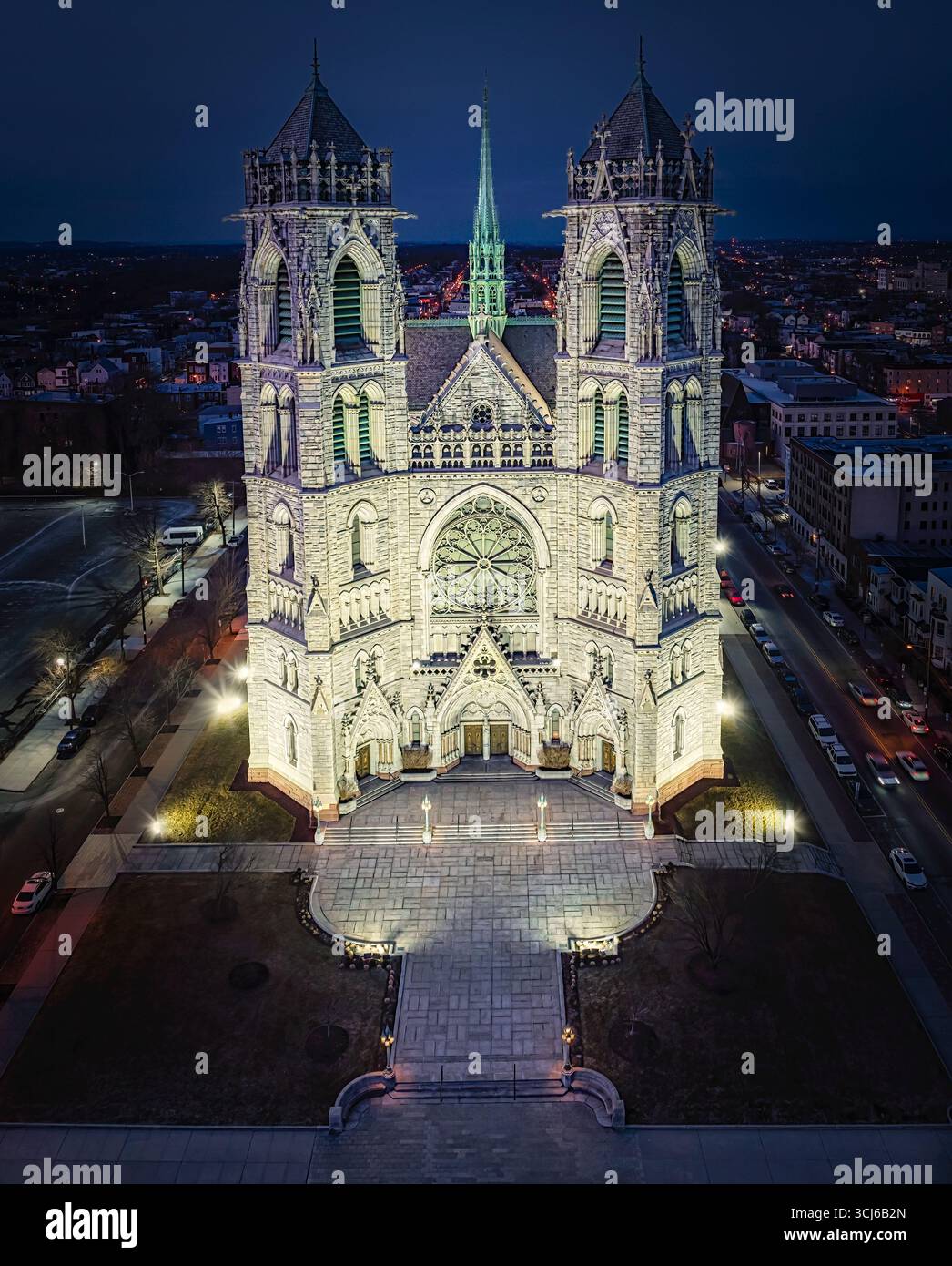 Basilica cattedrale del Sacro cuore - grandezza gotica: Notti Newark e luce sacra. La basilica cattedrale del Sacro cuore Foto Stock