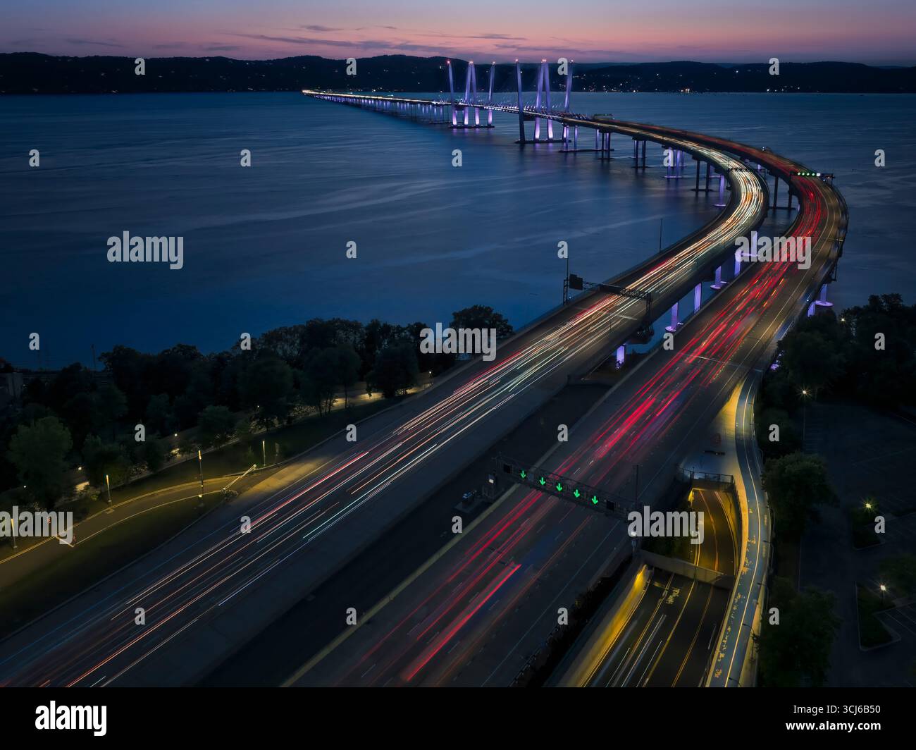 Ponte Tappan Zee illuminato per il Purple Heart Day Foto Stock