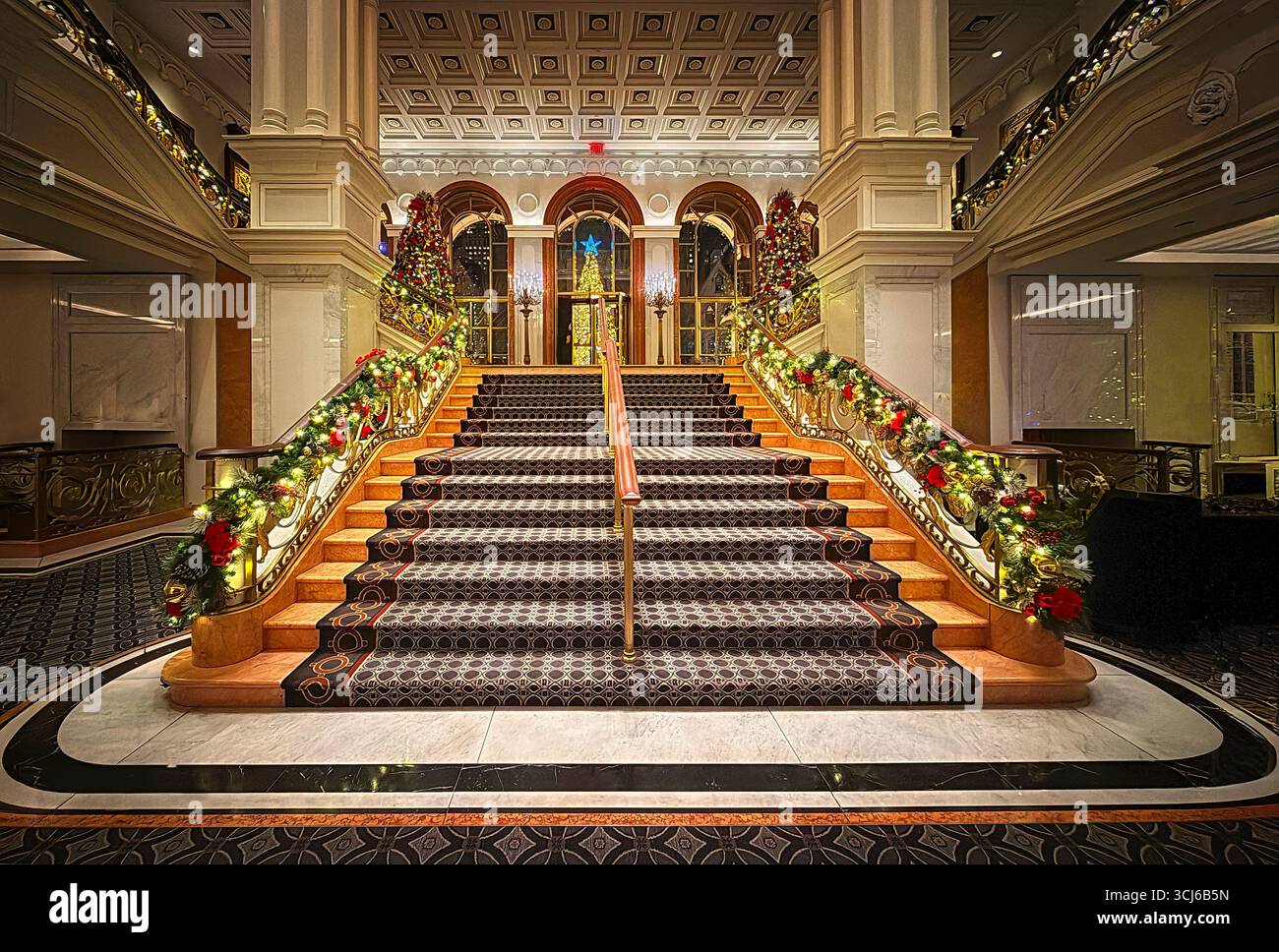 New York Lotte lobby - Vista della lussuosa lobby dell'hotel dall'entrata del cortile decorata per Natale durante le vacanze. Foto Stock
