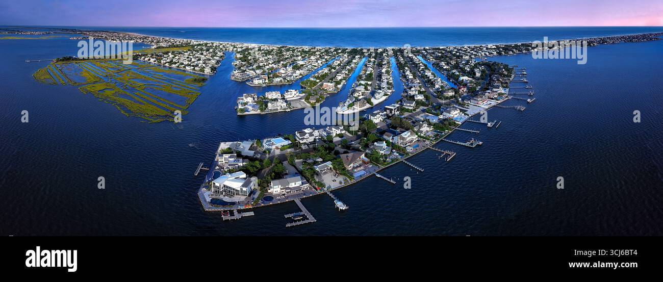 Loveladies NJ LBI - un panorama aereo cattura la geografia unica di Loveladies, New Jersey, mostrando il suo intricato sistema di lagune e canali Foto Stock