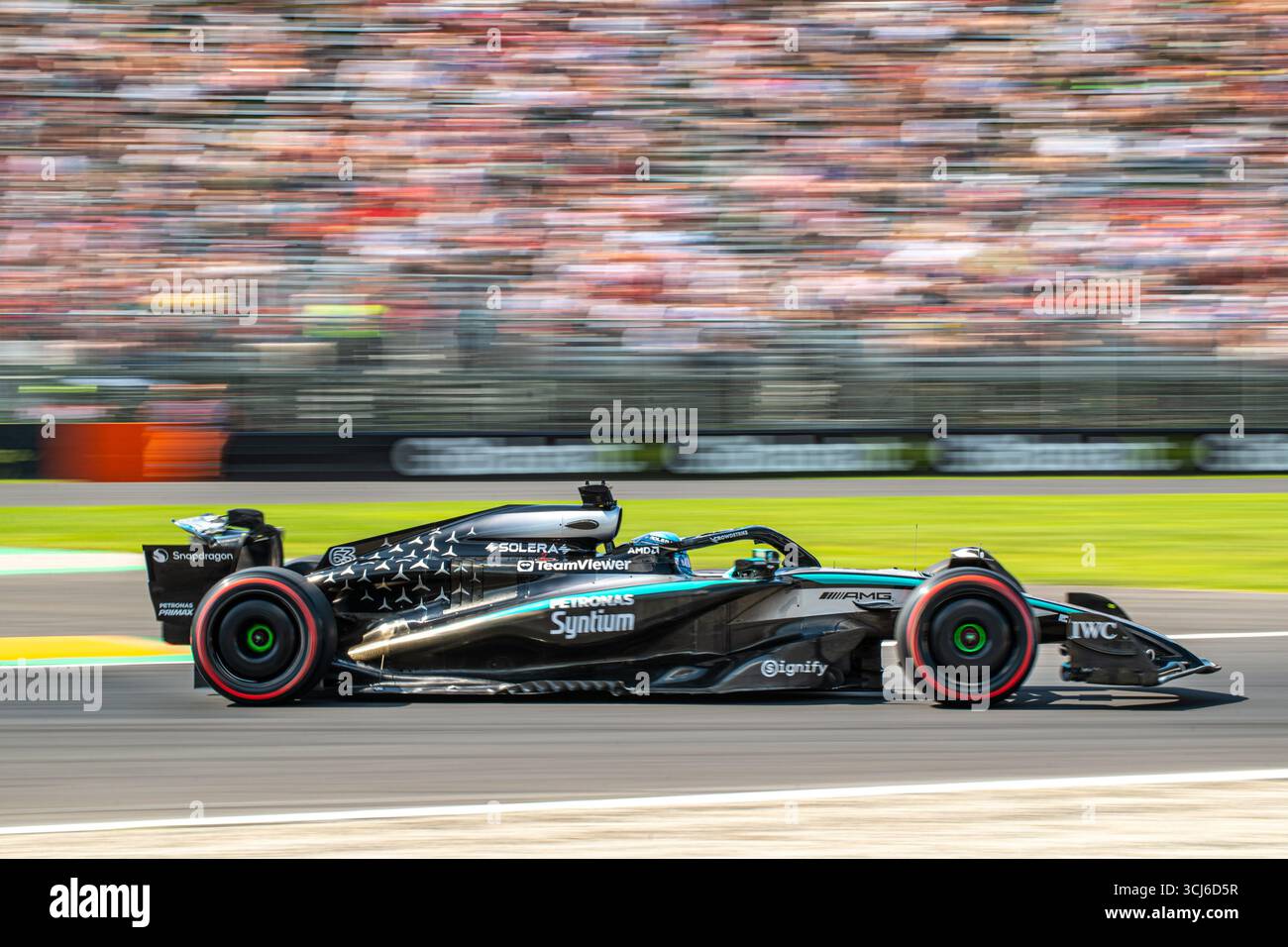 George Russell (GBR) alla guida del team Mercedes-AMG Petronas di Formula 1 durante le prove libere del GP di F1 d'Italia sul circuito di Monza il 5 settembre 2025. Foto Stock