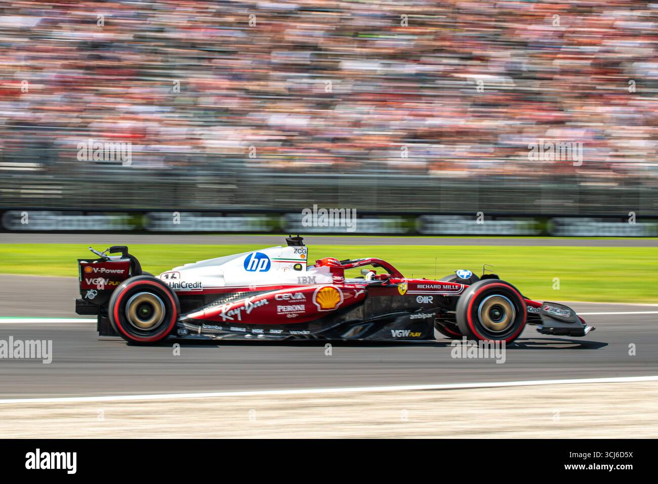 Charles Leclerc (MON) alla guida della Scuderia Ferrari HP durante le prove libere del GP di F1 d'Italia sul circuito di Monza il 5 settembre 2025. Foto Stock