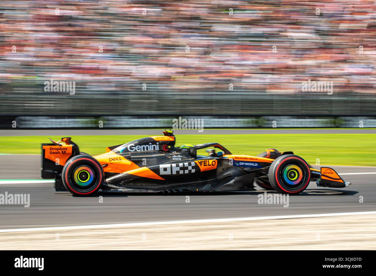 Lando Norris (GBR) alla guida del team McLaren di Formula 1 durante le prove libere del GP di F1 d'Italia sul circuito di Monza il 5 settembre 2025. Foto Stock