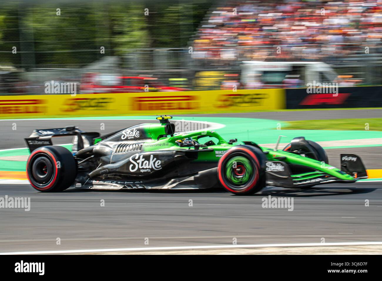 Gabriel Bortoleto (BRA) alla guida del Team Kick Sauber durante le prove libere del GP di F1 d'Italia sul circuito di Monza il 5 settembre 2025. Foto Stock