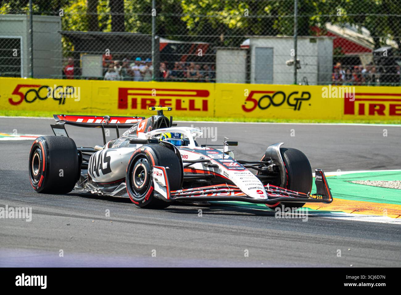 Oliver Bearman (GBR) alla guida del MoneyGram Haas F1 Team durante le prove libere del GP di F1 d'Italia sul circuito di Monza il 5 settembre 2025. Foto Stock