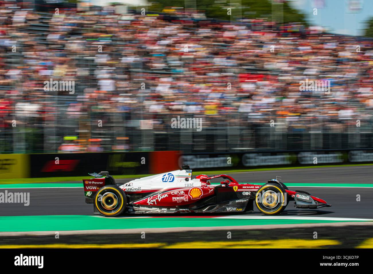 Charles Leclerc (MON) alla guida della Scuderia Ferrari HP durante le prove libere del GP di F1 d'Italia sul circuito di Monza il 5 settembre 2025. Foto Stock