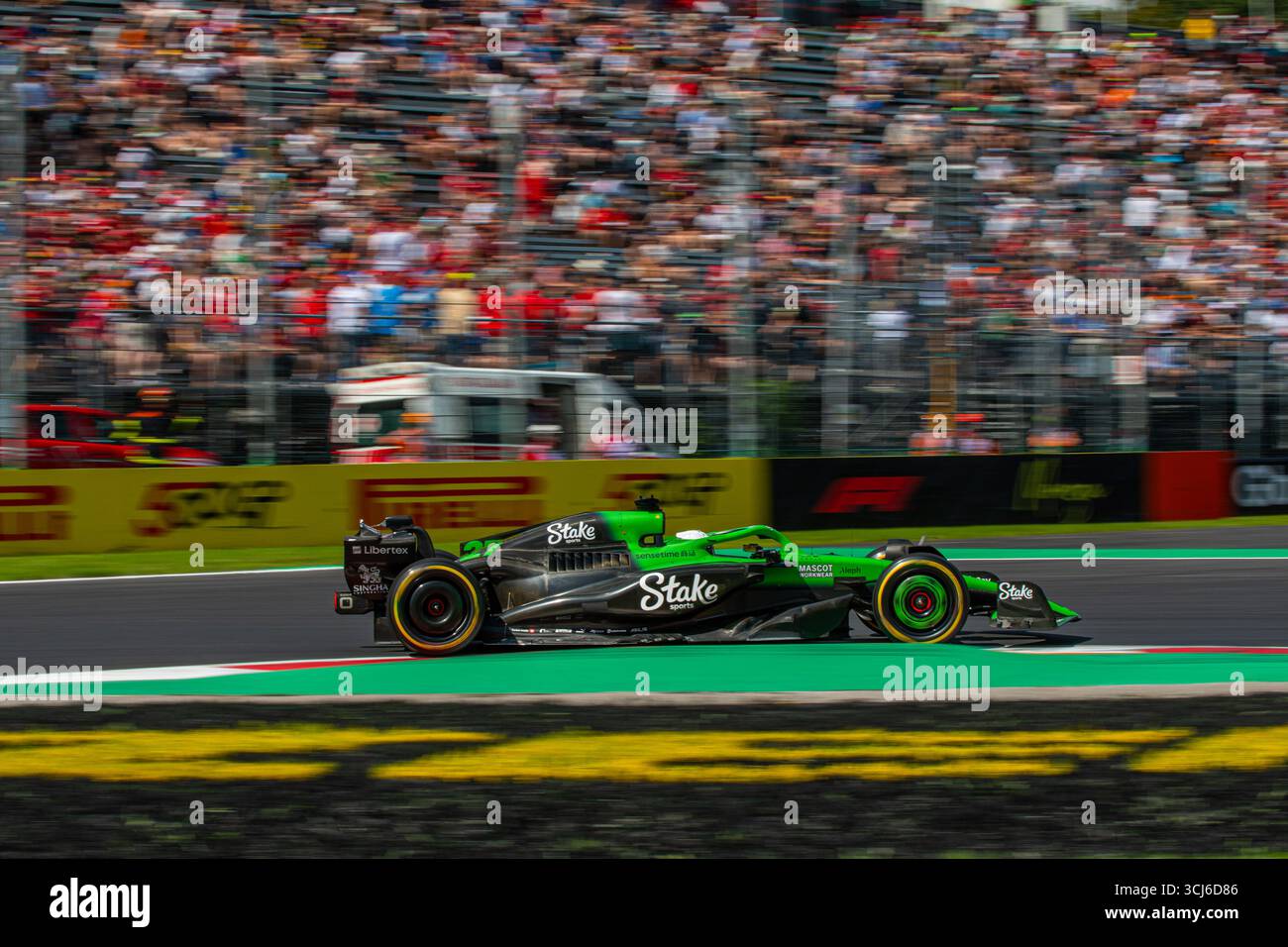 Nico Hülkenberg (GER) alla guida del team di F1 Kick Sauber durante le prove libere del GP di F1 d'Italia sul circuito di Monza il 5 settembre 2025. Foto Stock