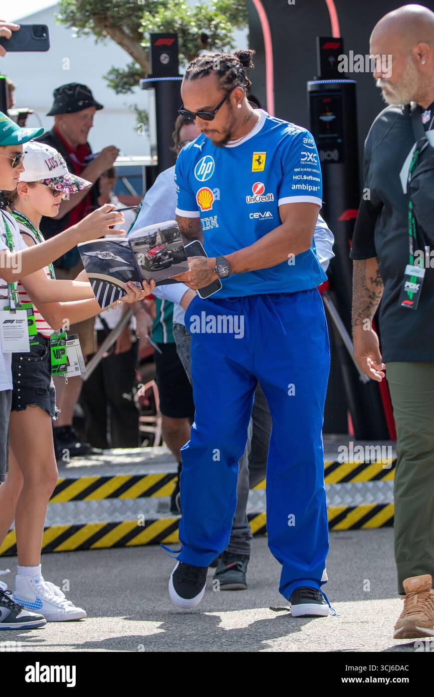 Lewis Hamilton (GBR) arriva al GP di F1 d'Italia sul circuito di Monza il 5 settembre 2025 a Monza, in Italia. Foto Stock