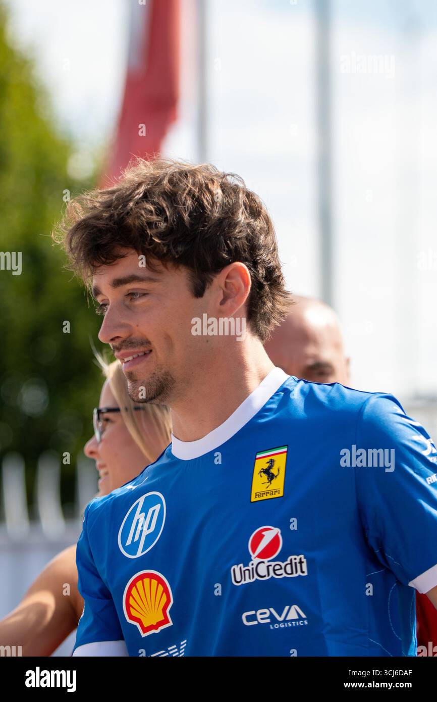 Charles Leclerc (MON) arriva al GP di F1 d'Italia sul circuito di Monza il 5 settembre 2025 a Monza. Foto Stock