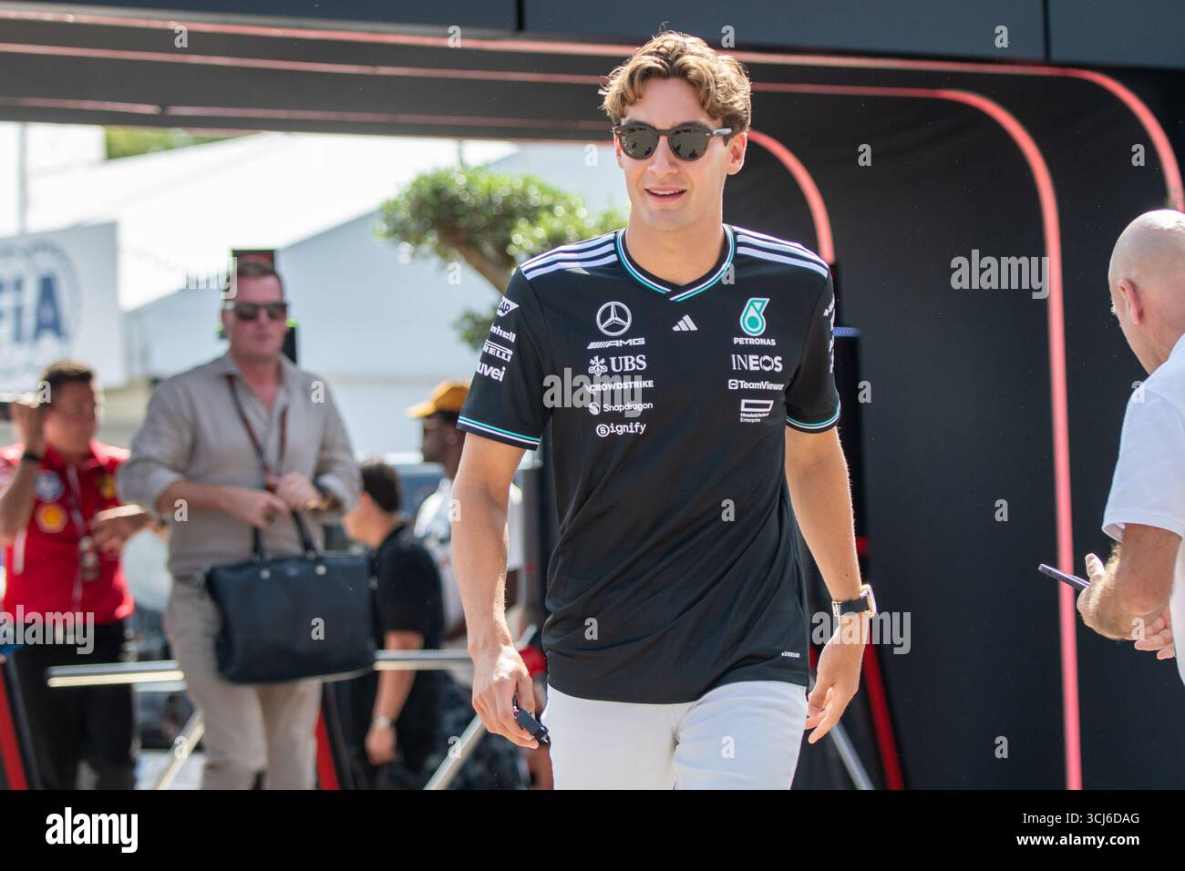 George Russell (GBR) arriva al GP di F1 d'Italia sul circuito di Monza il 5 settembre 2025 a Monza. Foto Stock