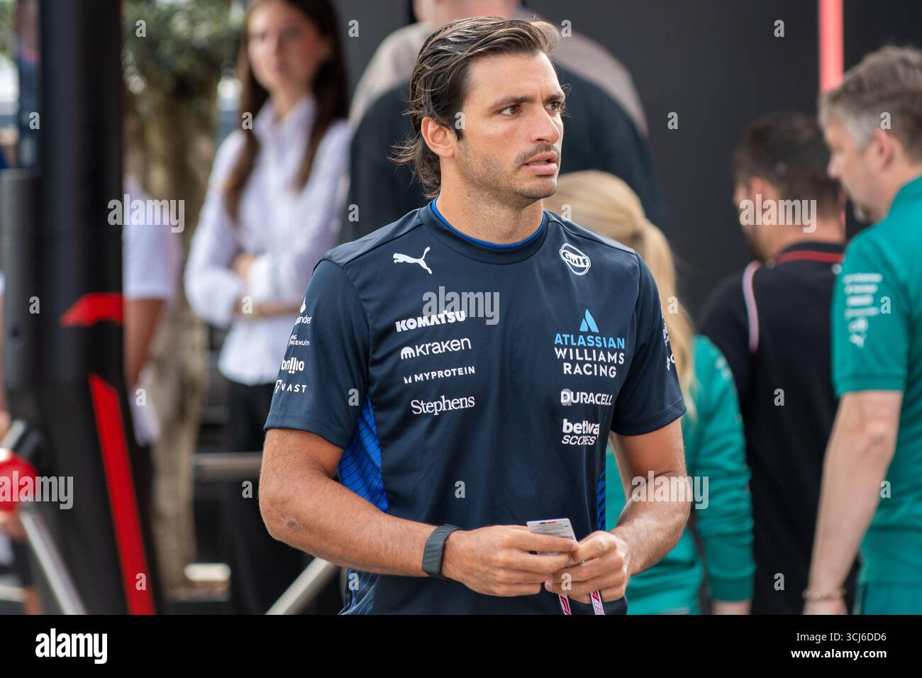 Carlos Sainz Jr. (ESP) arriva al GP di F1 d'Italia sul circuito di Monza il 5 settembre 2025. Foto Stock