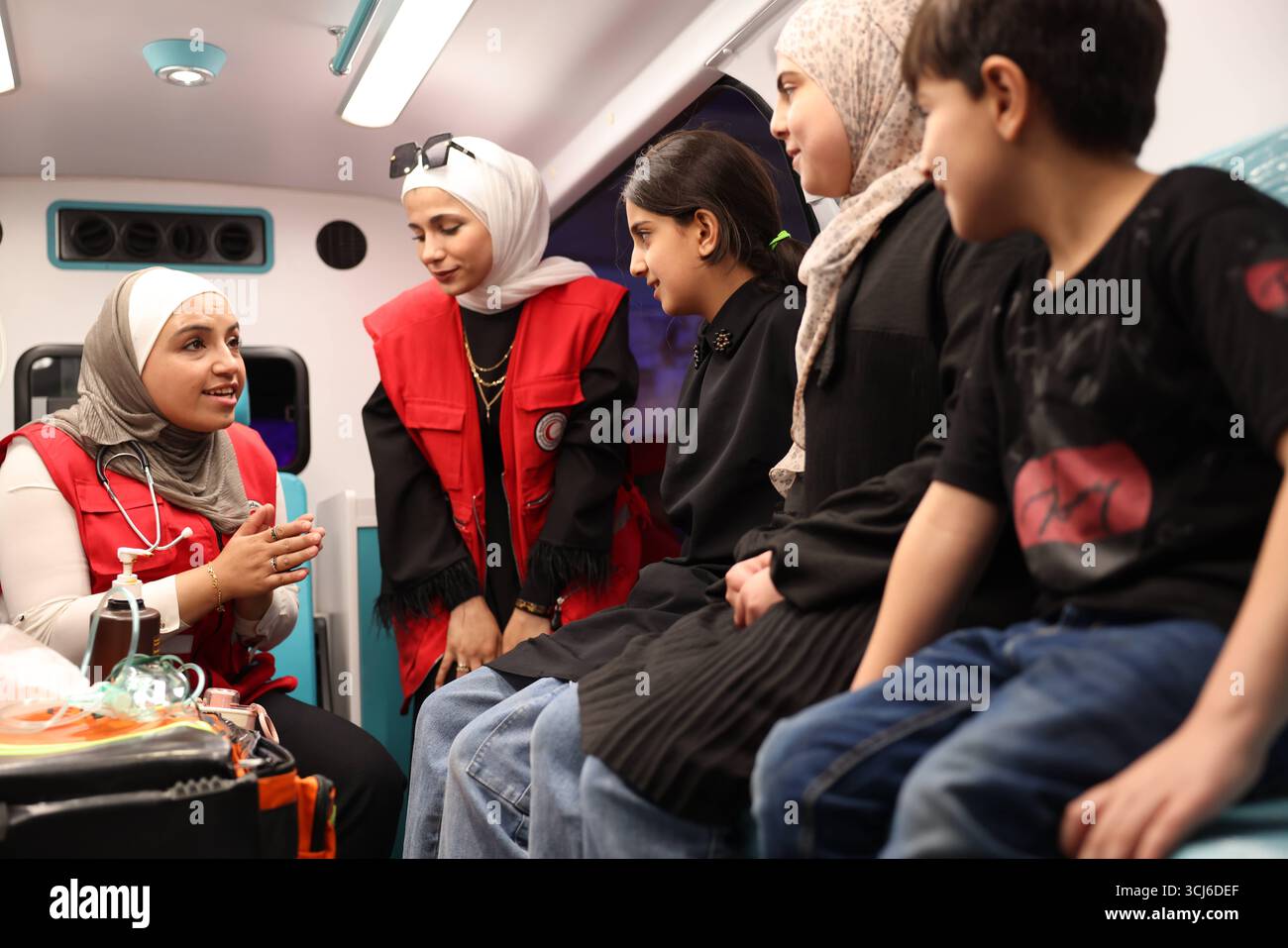 Volontari della Mezzaluna Rossa siriana che addestrano i bambini in pronto soccorso alla Fiera internazionale di Damasco volontari della Mezzaluna Rossa araba siriana conducono corsi di primo soccorso per i bambini durante la Fiera Internazionale di Damasco, la prima edizione tenutasi dopo la caduta di Bashar al-Assad. L'attività aumenta la consapevolezza della salute, della sicurezza e della preparazione alle emergenze tra i giovani visitatori. Damasco Siria Copyright: XMohammadxBashirxAldaherx Foto Stock