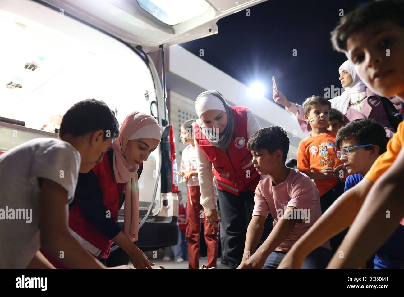 Volontari della Mezzaluna Rossa siriana che addestrano i bambini in pronto soccorso alla Fiera internazionale di Damasco volontari della Mezzaluna Rossa araba siriana conducono corsi di primo soccorso per i bambini durante la Fiera Internazionale di Damasco, la prima edizione tenutasi dopo la caduta di Bashar al-Assad. L'attività aumenta la consapevolezza della salute, della sicurezza e della preparazione alle emergenze tra i giovani visitatori. Damasco Siria Copyright: XMohammadxBashirxAldaherx Foto Stock