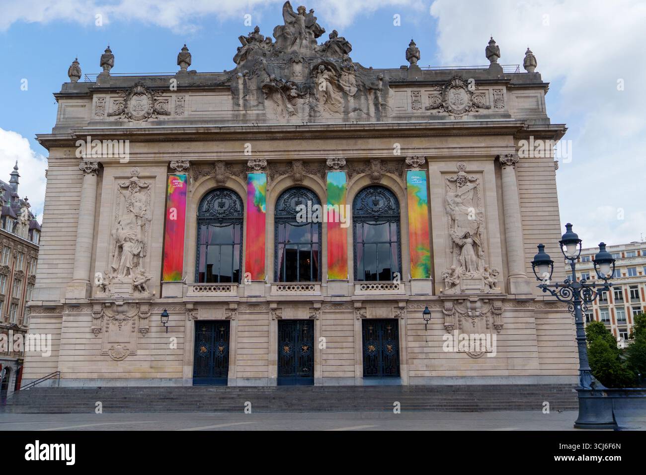 Facciata del Teatro dell'Opera di Lille con sculture e bandiere colorate Foto Stock
