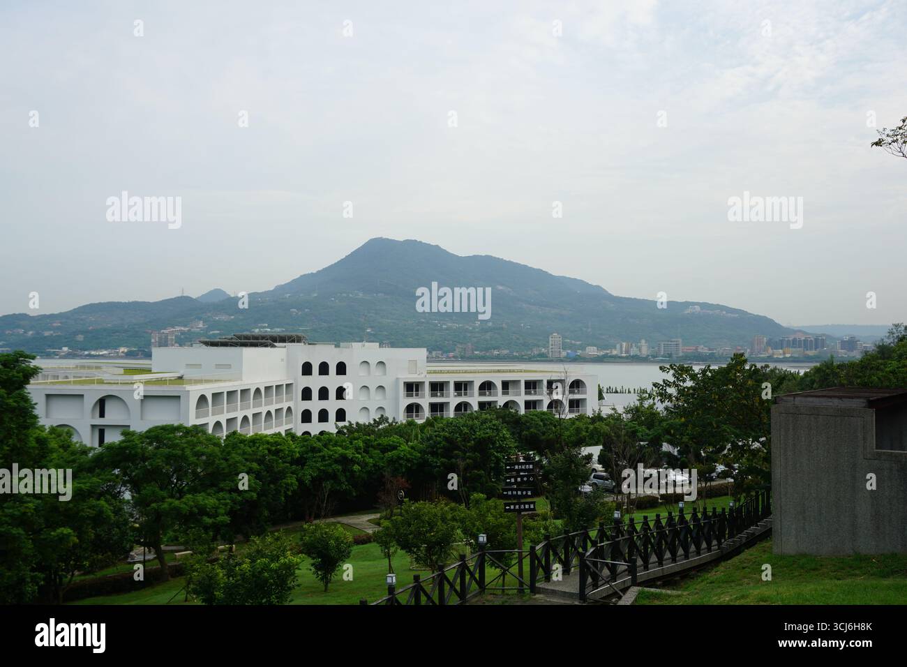 New Taipei, Taiwan: Nel distretto di Tamsui: Vista della Tamkang Senior High School dal forte di Hobe Foto Stock