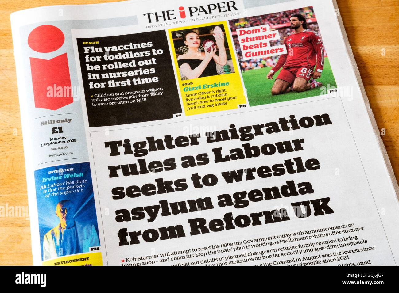 Settembre 2025. Il titolo in prima pagina dell'i Paper recita norme più severe in materia di migrazione, mentre i laburisti cercano di contrastare l'agenda in materia di asilo dalla riforma del Regno Unito. Foto Stock