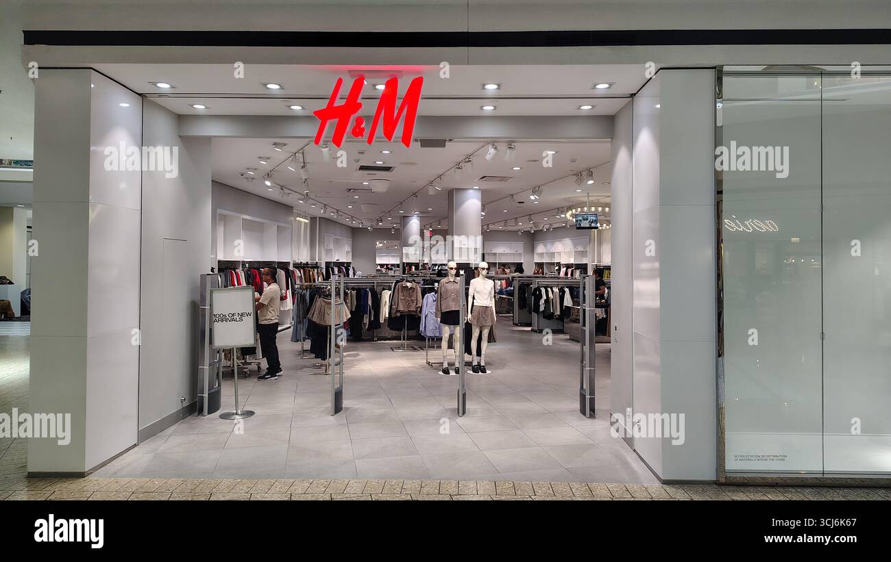 Chantilly, Virginia, USA - 10.28.2025: Ingresso al negozio HM con una sala vuota e una collezione di abbigliamento casual alla moda Foto Stock