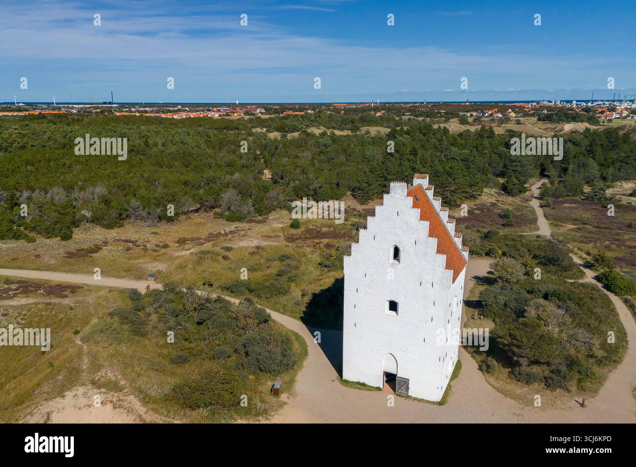 Den Tilsandede Kirke la chiesa di sabbia sepolta nelle dune ad ovest di Skagen, Danimarca. Foto Stock