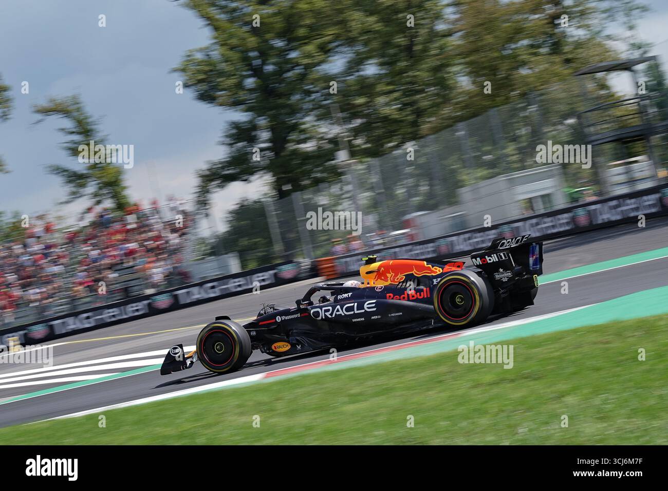 Yuki Tsunoda del Giappone alla guida della (22) Oracle Red Bull Racing RB21 durante le prove libere del Gran Premio d'Italia 2025 di Formula 1 PIRELLI, 16° round del Campionato del mondo FIA di Formula 1 2025, 5 settembre 2025 sull'autodromo Nazionale Monza, a Monza, Italia. Crediti: Luca Rossini/Alamy Live News Foto Stock