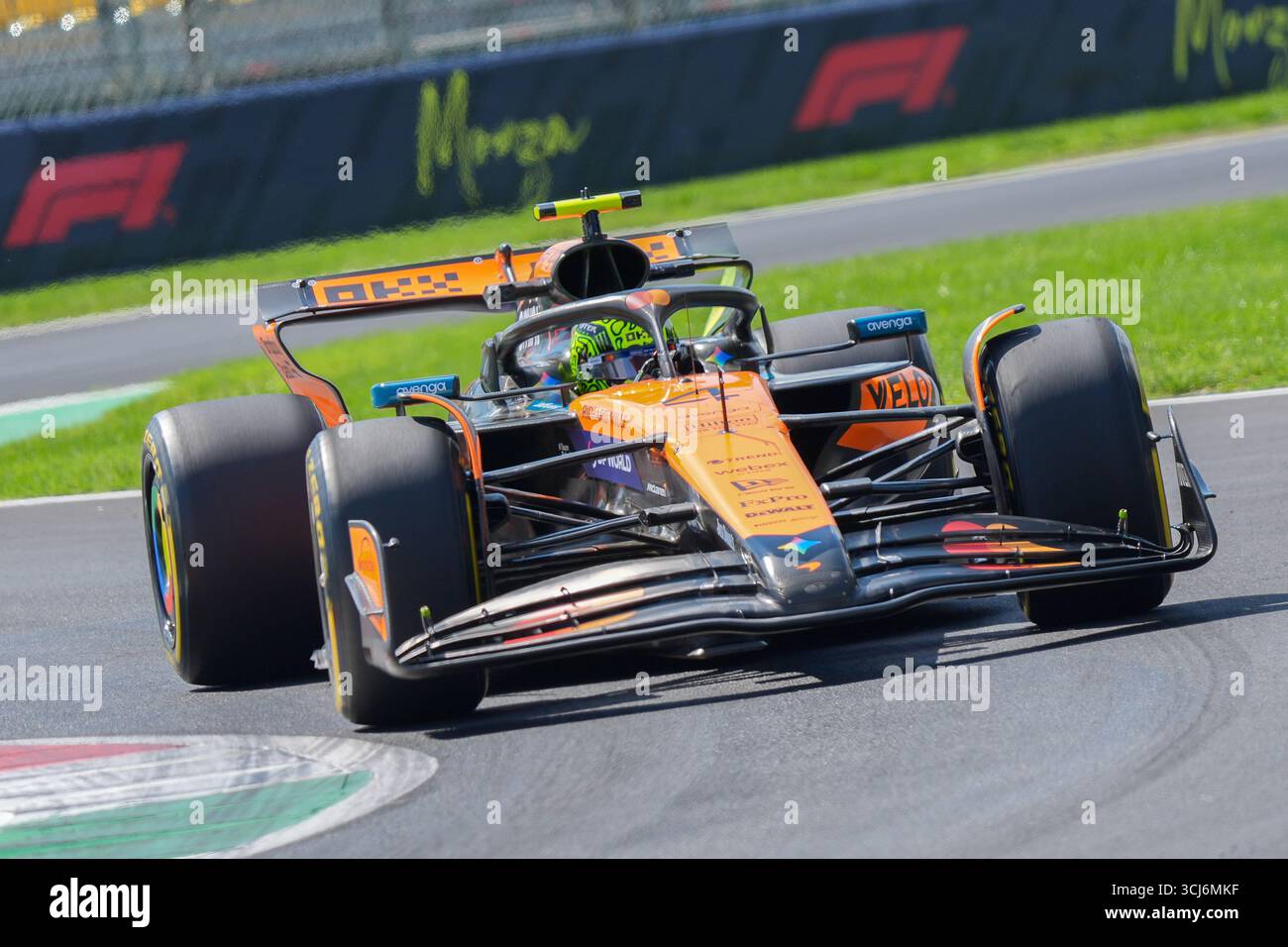Lando Norris del Regno Unito alla guida del (04) McLaren F1 Team MCL39 durante le prove libere del Gran Premio d'Italia 2025 di Formula 1 PIRELLI, 16° round del Campionato del mondo di Formula 1 2025 FIA, 5 settembre 2025 sull'autodromo Nazionale Monza, a Monza, Italia. Crediti: Luca Rossini/Alamy Live News Foto Stock