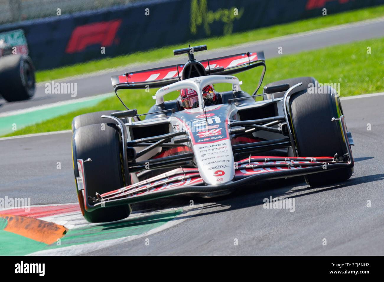 Esteban Ocon di Francia alla guida del (31) MoneyGram Haas F1 Team VF-25 durante le prove libere del Gran Premio d'Italia 2025 di Formula 1 PIRELLI, 16° round del Campionato del mondo di Formula 1 2025, 5 settembre 2025 sull'autodromo Nazionale Monza, a Monza, Italia. Crediti: Luca Rossini/Alamy Live News Foto Stock