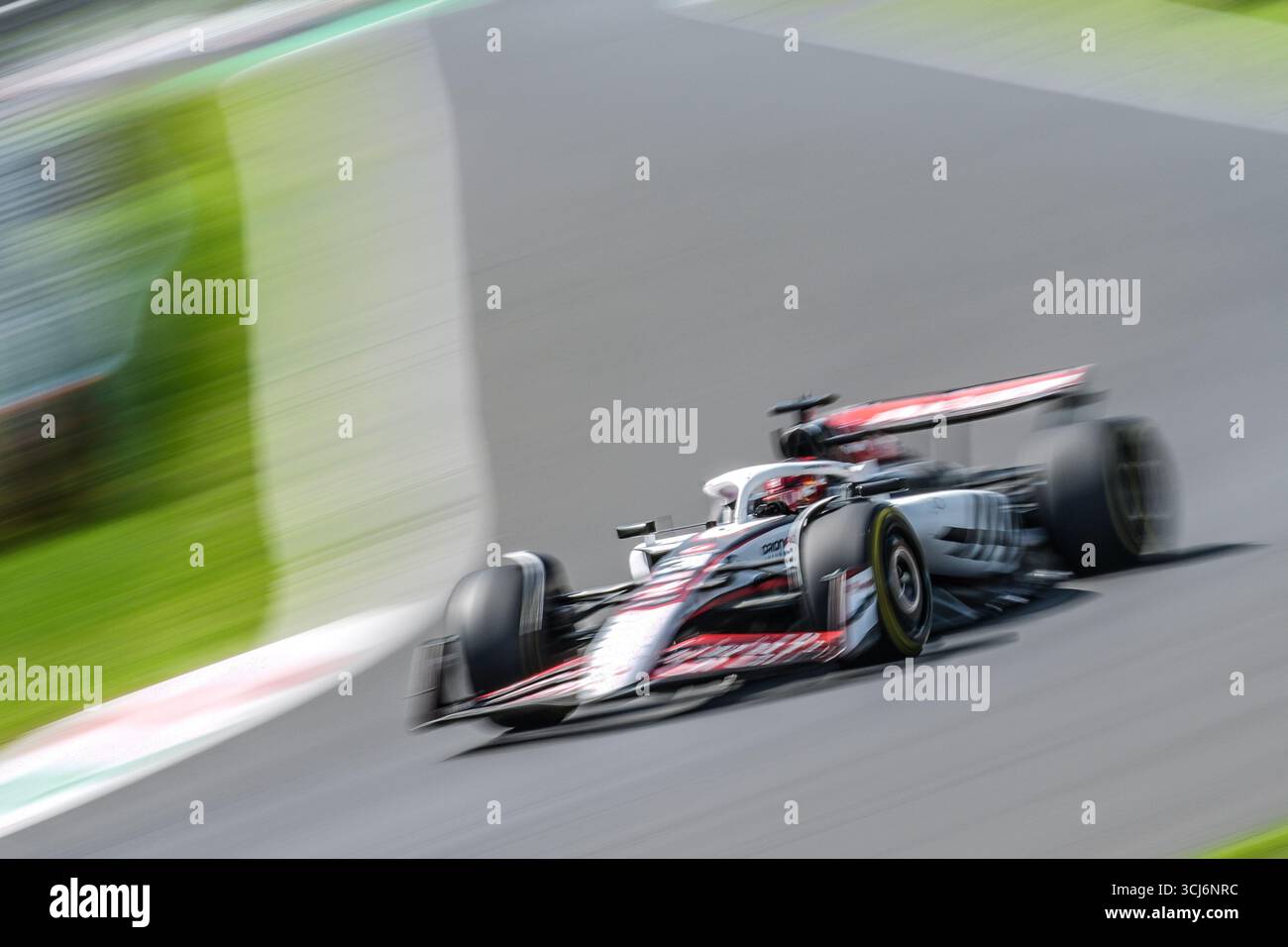 Esteban Ocon di Francia alla guida del (31) MoneyGram Haas F1 Team VF-25 durante le prove libere del Gran Premio d'Italia 2025 di Formula 1 PIRELLI, 16° round del Campionato del mondo di Formula 1 2025, 5 settembre 2025 sull'autodromo Nazionale Monza, a Monza, Italia. Crediti: Luca Rossini/Alamy Live News Foto Stock