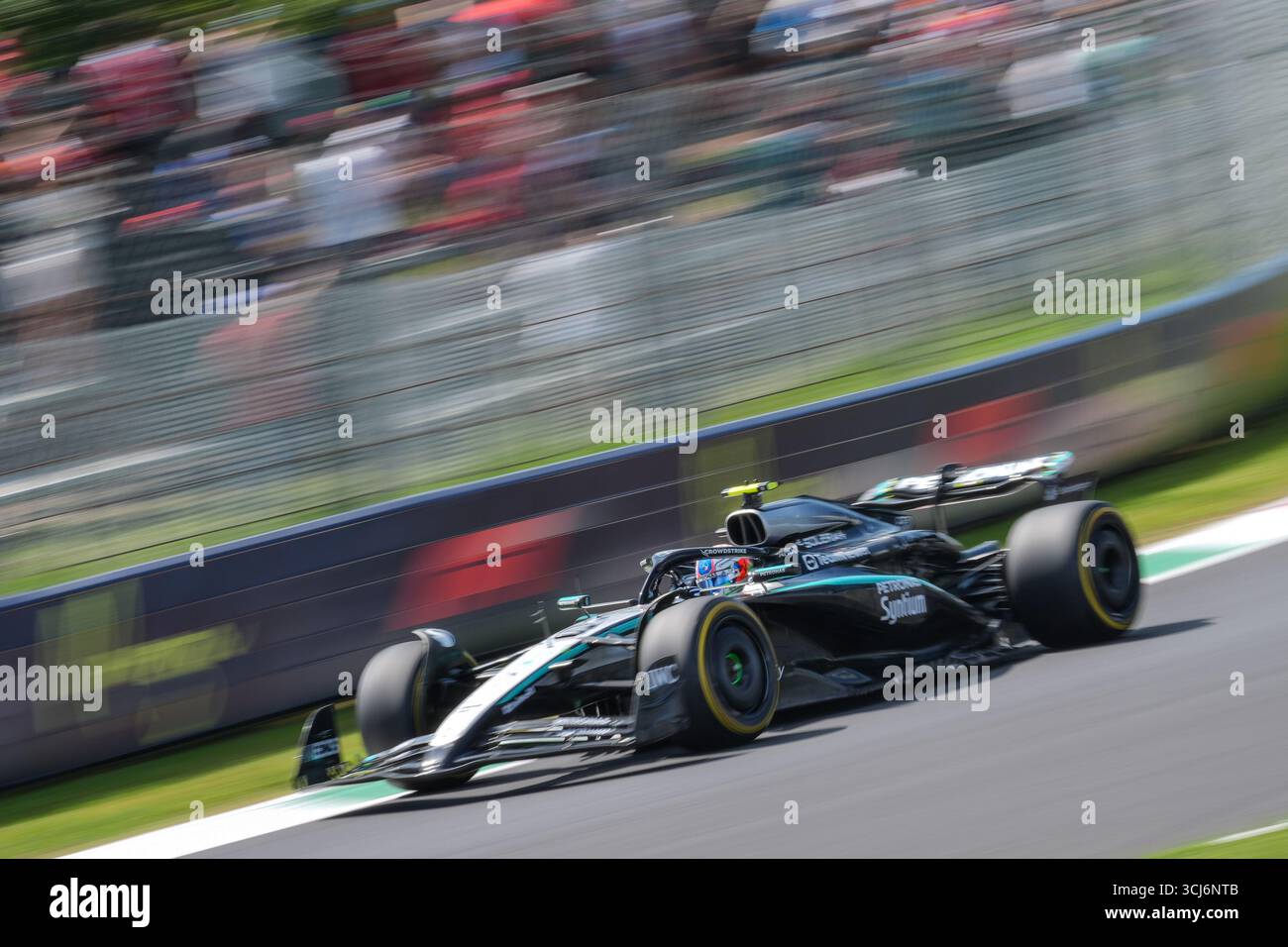 Kimi Antonelli dell'Italia alla guida della (12) Mercedes-AMG PETRONAS F1 Team W16 durante le prove libere del Gran Premio d'Italia 2025 di Formula 1 PIRELLI, 16° round del Campionato del mondo di Formula 1 2025 FIA, 5 settembre 2025 sull'autodromo Nazionale Monza, a Monza, Italia. Crediti: Luca Rossini/Alamy Live News Foto Stock