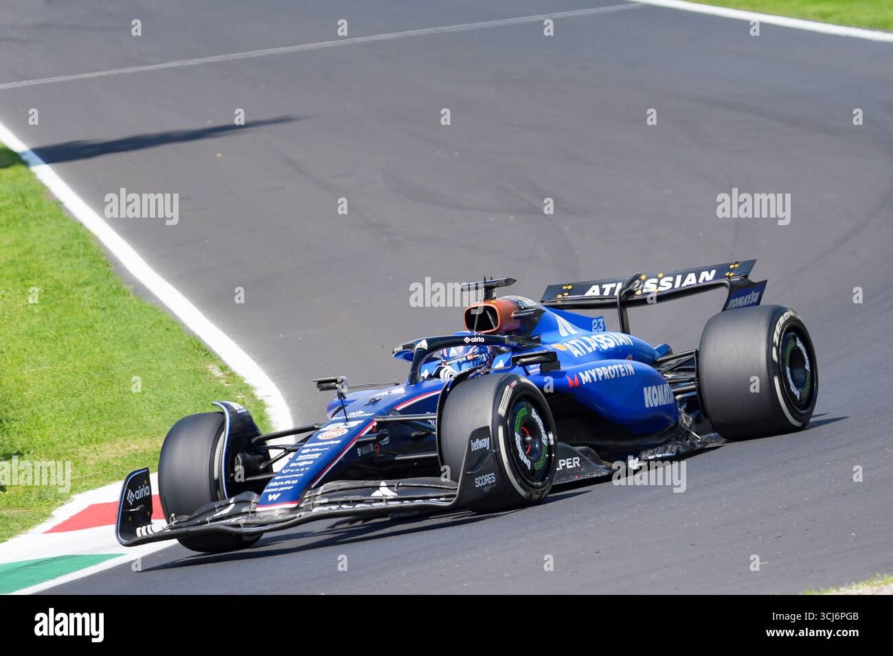 Alexander Albon della Thailandia alla guida della (23) Atlassian Williams Racing FW47 durante le prove libere del Gran Premio d'Italia 2025 di Formula 1 PIRELLI, 16° round del Campionato del mondo di Formula 1 2025, 5 settembre 2025 sull'autodromo Nazionale Monza, a Monza, in Italia. Crediti: Luca Rossini/Alamy Live News Foto Stock