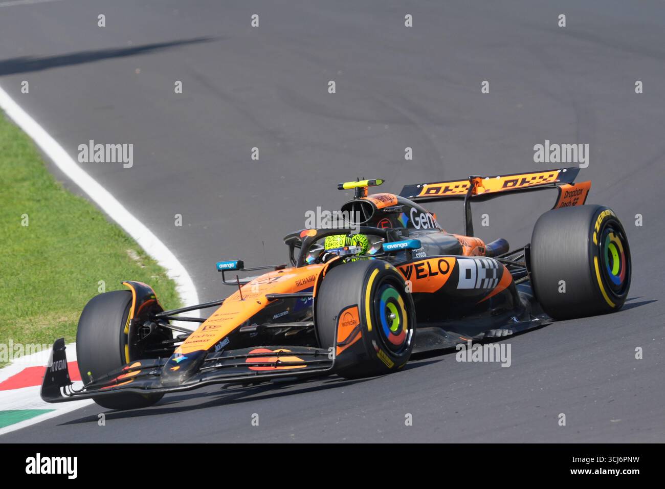 Lando Norris del Regno Unito alla guida del (04) McLaren F1 Team MCL39 durante le prove libere del Gran Premio d'Italia 2025 di Formula 1 PIRELLI, 16° round del Campionato del mondo di Formula 1 2025 FIA, 5 settembre 2025 sull'autodromo Nazionale Monza, a Monza, Italia. Crediti: Luca Rossini/Alamy Live News Foto Stock