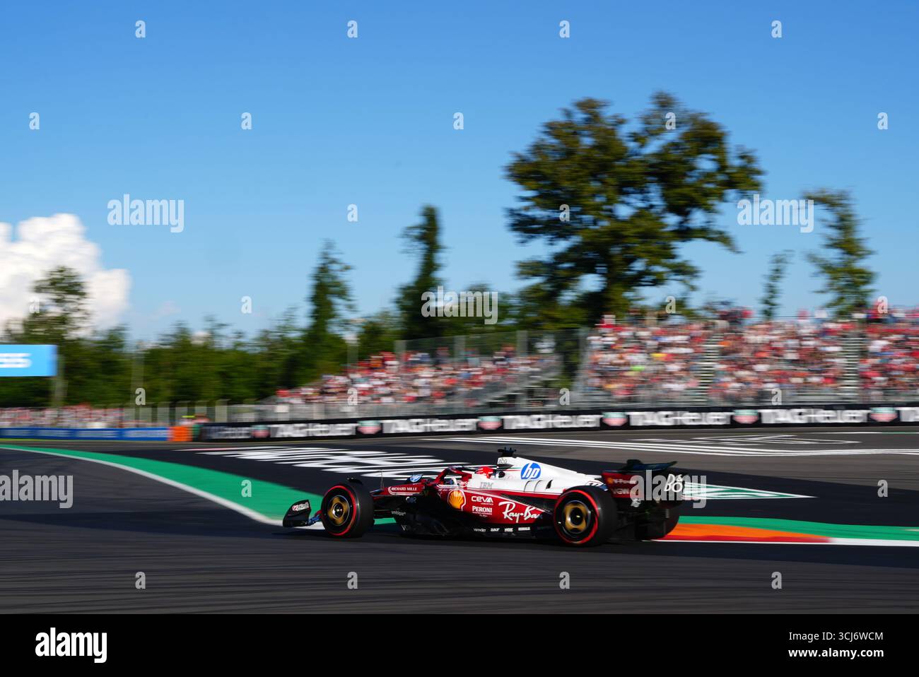 Charles Leclerc della Ferrari durante la seconda prova a Monza, davanti al Gran Premio d'Italia di domenica. Data foto: Venerdì 5 settembre 2025. Foto Stock