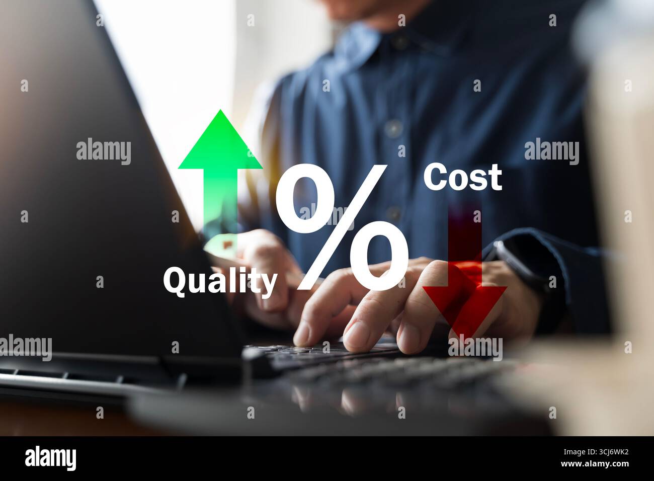 Strategia aziendale che mostra un aumento della qualità e una riduzione dei costi con il simbolo della percentuale, la freccia verde verso l'alto per la qualità e la freccia rossa verso il basso per i costi, Foto Stock