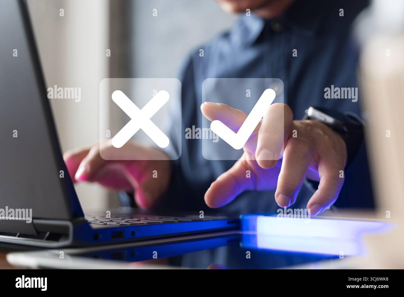 Primo piano di un uomo d'affari che utilizza un laptop con segni di spunta e icone a croce digitali, che simboleggia il processo decisionale, l'approvazione, il rifiuto, il sondaggio online, fe Foto Stock