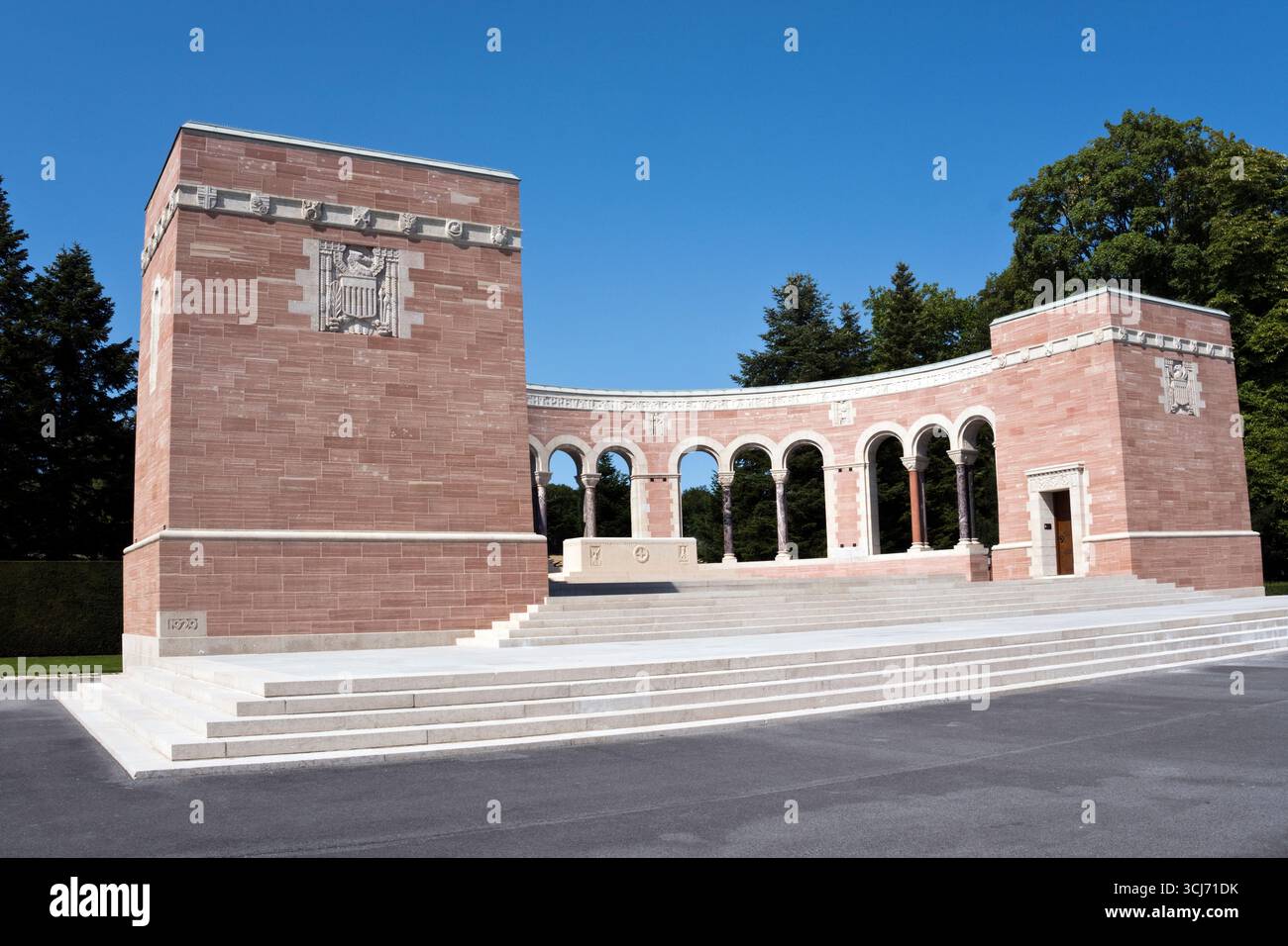 Un monumento romanico comprende una piccola cappella e un museo presso il cimitero americano Oise-Aisne, in Francia. Foto Stock