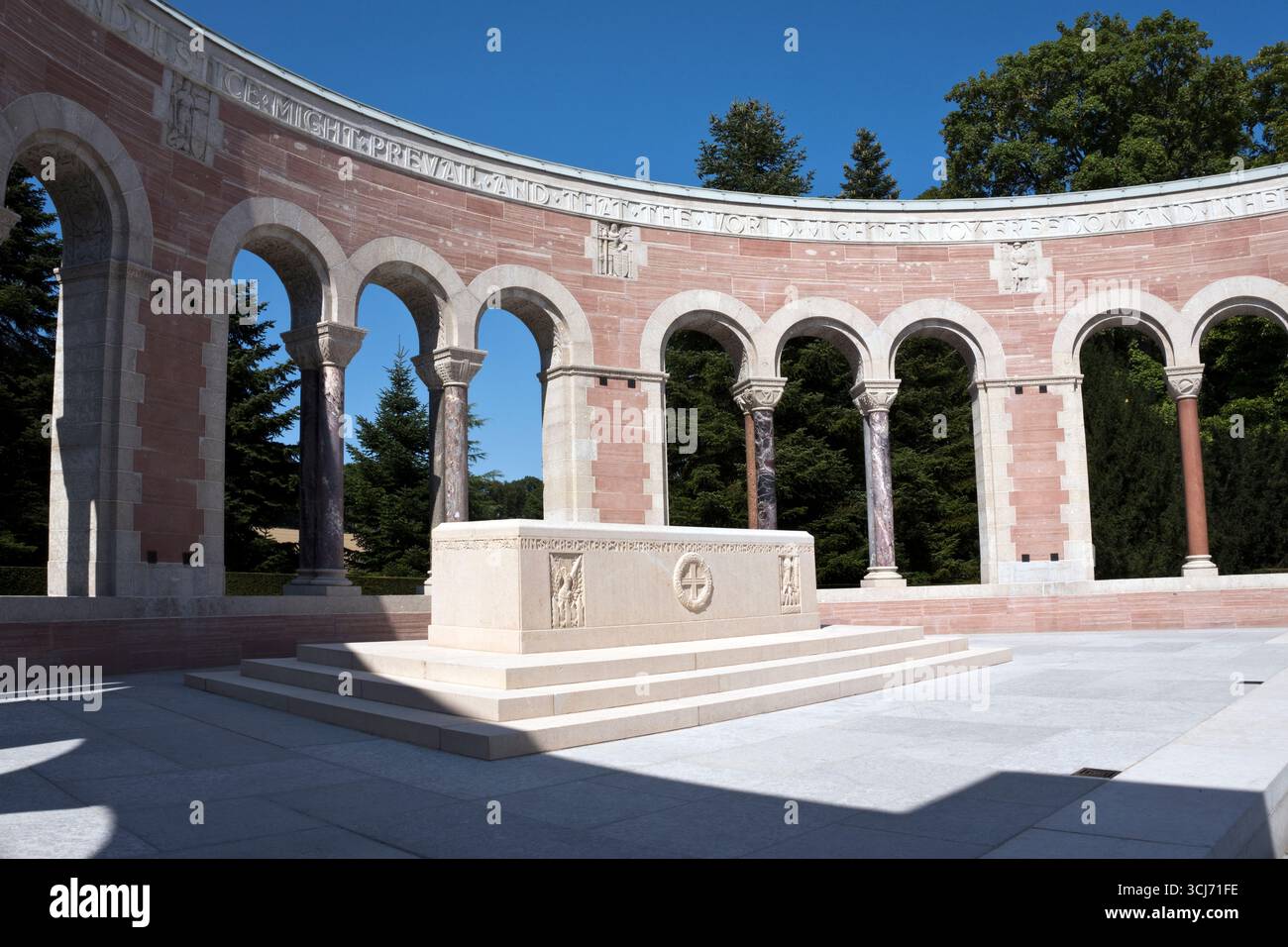 Un monumento romanico comprende una piccola cappella e un museo presso il cimitero americano Oise-Aisne, in Francia. Foto Stock