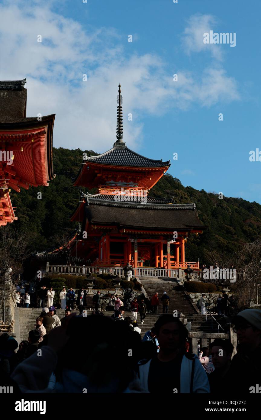 Vermilion pagoda di Kiyomizu-dera, folle di visitatori in elegante kimono durante il giorno dell'età Foto Stock