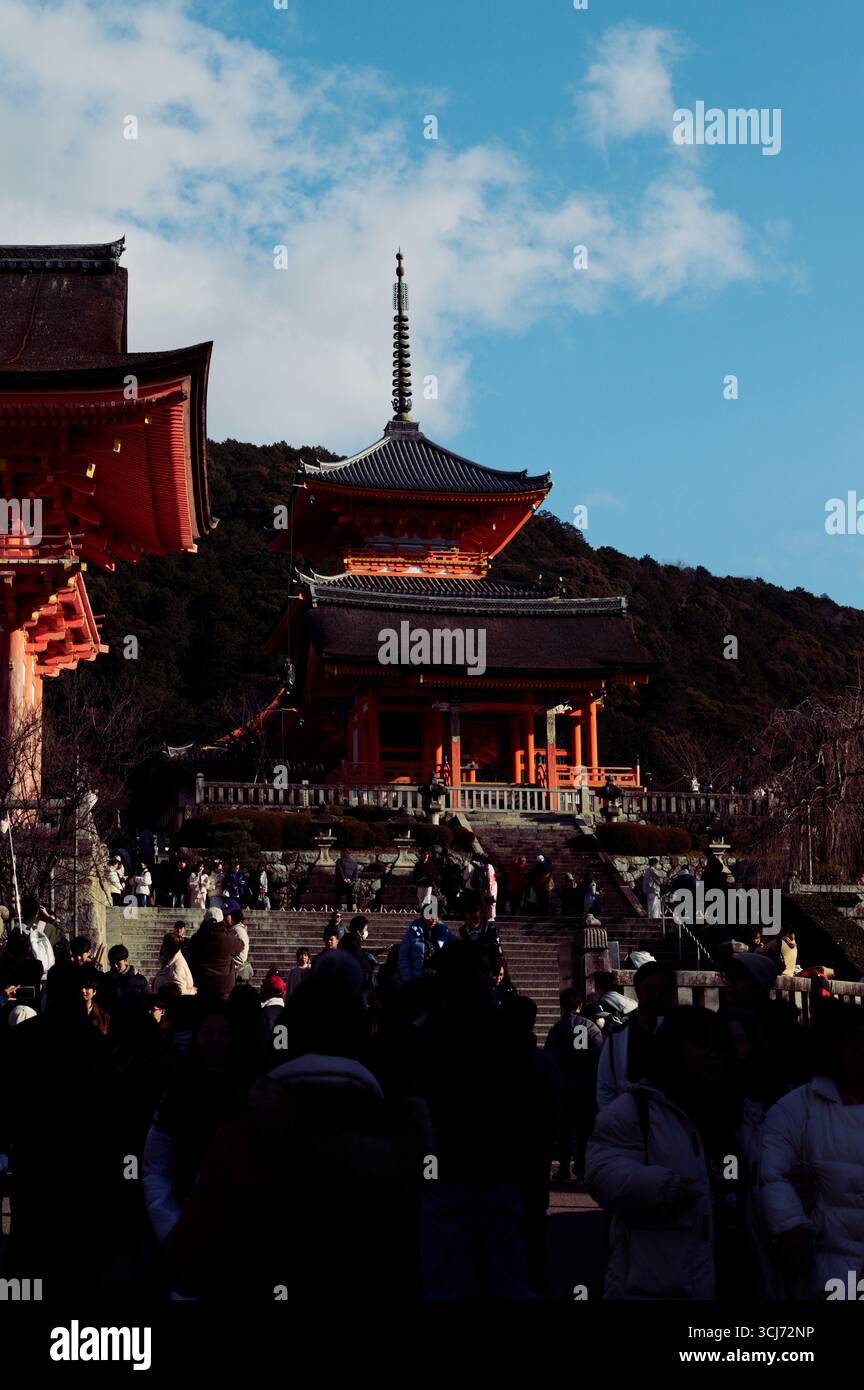 Vermilion pagoda di Kiyomizu-dera durante il giorno dell'età Foto Stock