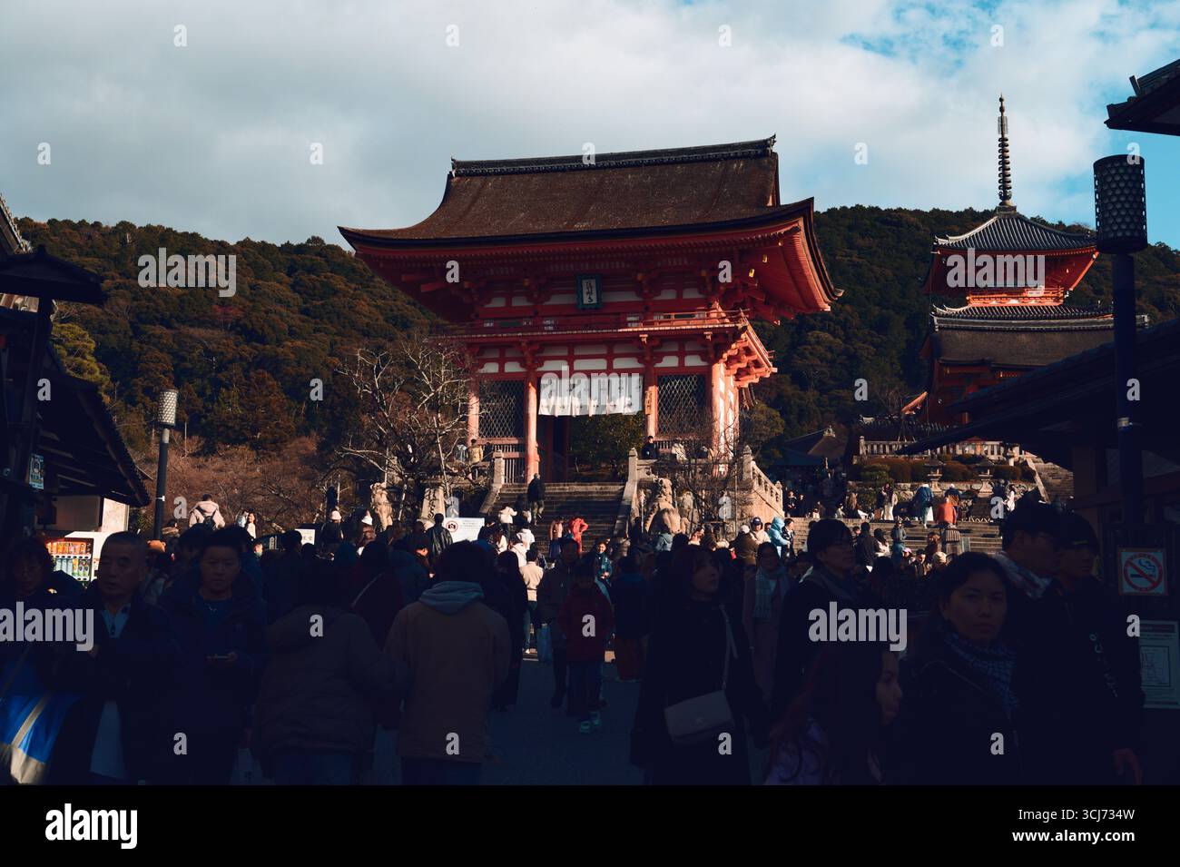 La porta Niōmon di Kiyomizu-dera si erge su un mare di visitatori il giorno dell'età Foto Stock