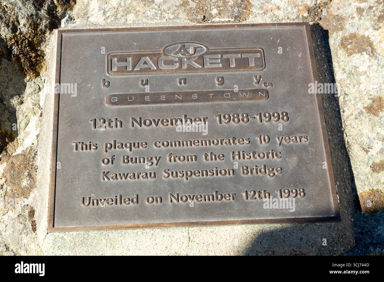 Primo piano di una targa commemorativa dei 10 anni di Bungy dallo storico ponte sospeso di Kawarau, Queenstown, nuova Zelanda Foto Stock