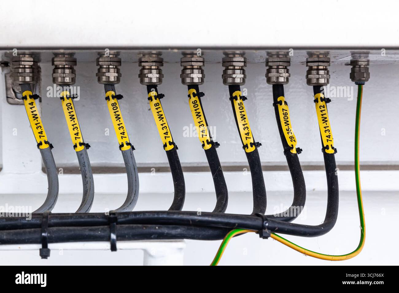 Diversi cavi elettrici potenti collegati a una scatola di derivazione. Foto Stock