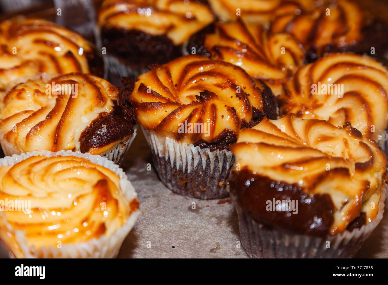 Lotto di piccoli cupcake cotti in tazze di carta. Foto Stock