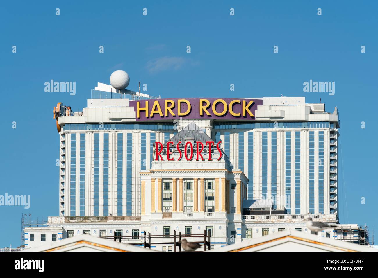 Atlantic City, New Jersey - 25 agosto 2025: Vista ravvicinata del Resorts Casino Hotel e delle Hard Rock Hotels Towers Foto Stock
