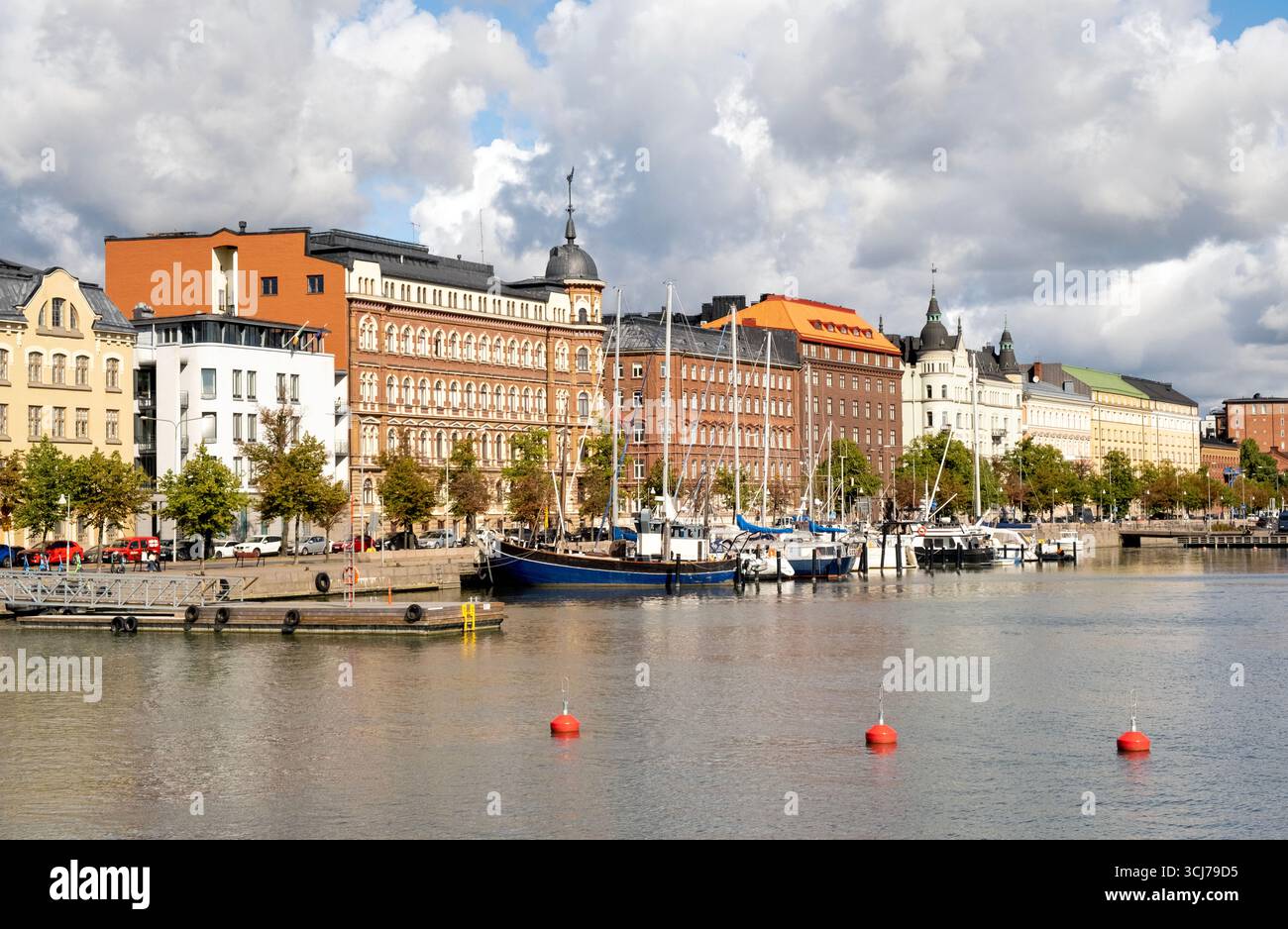 Vista del centro di Helsinki con un porticciolo pieno di barche e yacht Foto Stock